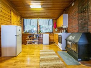 Kuchyň nebo kuchyňský kout v ubytování Holiday Home Lahdeke by Interhome
