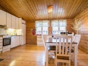Virtuvė arba virtuvėlė apgyvendinimo įstaigoje Holiday Home Paroni by Interhome