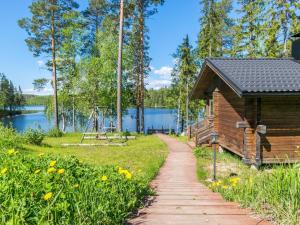 een blokhut met een pad naast een meer bij Holiday Home Iltaranta by Interhome in Jyväskylä