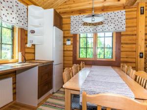 een keuken en eetkamer met een tafel en stoelen bij Holiday Home Iltaranta by Interhome in Jyväskylä