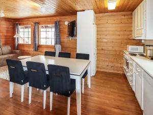 eine Küche und ein Esszimmer mit Tisch und Stühlen in der Unterkunft Holiday Home Alppikylä 4a paritalo by Interhome in Hyrynsalmi