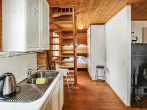 eine Küche mit Spüle und Etagenbett in der Unterkunft Holiday Home Alppikylä 4a paritalo by Interhome in Hyrynsalmi + 14 Fotos