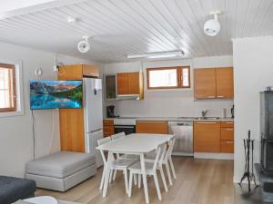 eine Küche mit Tisch und Stühlen in einem Zimmer in der Unterkunft Holiday Home Alppikylä 4b paritalo by Interhome in Hyrynsalmi