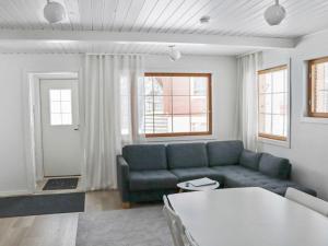 ein Wohnzimmer mit Sofa und Tisch in der Unterkunft Holiday Home Alppikylä 4b paritalo by Interhome in Hyrynsalmi