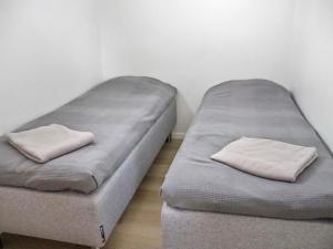 2 camas en una habitación con 2 almohadas en Holiday Home Alppikylä 4b paritalo by Interhome, en Hyrynsalmi