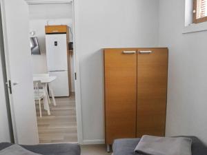ein Zimmer mit einem Holzschrank in der Ecke eines Zimmers in der Unterkunft Holiday Home Alppikylä 4b paritalo by Interhome in Hyrynsalmi + 8 Fotos