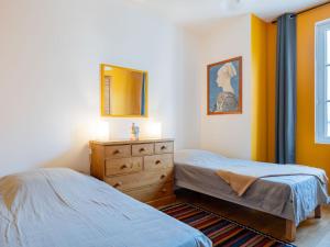 Un pat sau paturi într-o cameră la Apartment Le six by Interhome
