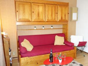 - un canapé rouge dans le salon avec une table dans l'établissement Studio Les Hauts de St Gervais-10 by Interhome, à Saint-Gervais-les-Bains