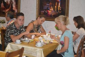 a group of people sitting around a table eating food at New Fatih Hotel in Istanbul
