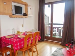 une salle à manger avec une table et un chiffon rouge dans l'établissement Studio Les Hauts de St Gervais-10 by Interhome, à Saint-Gervais-les-Bains