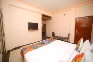 TV a/nebo společenská místnost v ubytování FabHotel Radha Residency