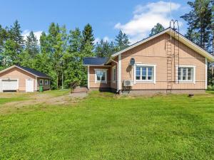 a house with a large yard in front of it at Holiday Home Villa niemi by Interhome in Kotalahti