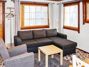 ein Wohnzimmer mit Sofa und Tisch in der Unterkunft Holiday Home Alppikylä 8b paritalo by Interhome in Hyrynsalmi + 8 Fotos