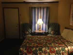Postel nebo postele na pokoji v ubytování Rustic Motel Rolla