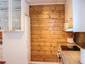 HyrynsalmiにあるHoliday Home Alppikylä 8a paritalo includes two ski l by Interhomeの木製の壁のキッチン