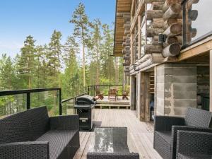 una terrazza con sedie e un grill su una casa di Holiday Home Villa sieponpesä by Interhome a Paaso