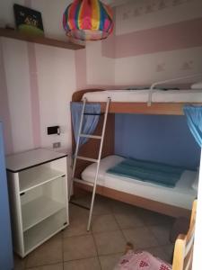 Poschodová posteľ alebo postele v izbe v ubytovaní Appartamento al piano terra a Gabbice mare per grande compania