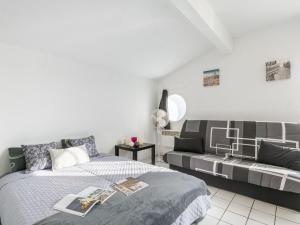 ein Schlafzimmer mit zwei Betten und einer Couch in der Unterkunft Holiday Home Rés de la paix by Interhome in Mimizan + 30 Fotos