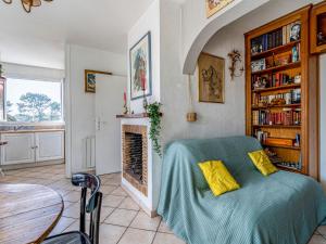 ein Wohnzimmer mit einem Bett und einem Kamin in der Unterkunft Holiday Home Milady by Interhome in Biarritz