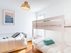 1 Schlafzimmer mit 2 Etagenbetten und einem Spiegel in der Unterkunft Apartment Les Jardins d'Oihana by Interhome in Bidart