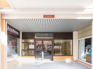 - Vistas a la entrada de un centro comercial en Apartment Saint James-11 by Interhome, en Le Lavandou