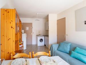 een woonkamer met een bank en een tafel bij Apartment Saint James-11 by Interhome in Le Lavandou
