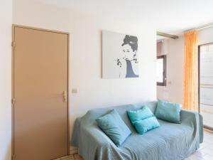 Habitación con sofá y almohadas azules. en Apartment Saint James-11 by Interhome, en Le Lavandou 20 fotos más
