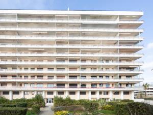 um edifício de apartamentos com varandas e árvores em Studio Le Grand Large-2 by Interhome em Le Lavandou