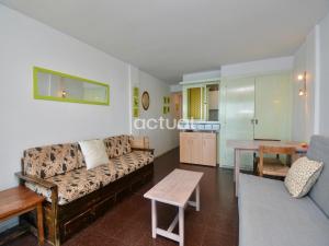 sala de estar con sofá y mesa en Elypalace 9-5, en Platja d'Aro