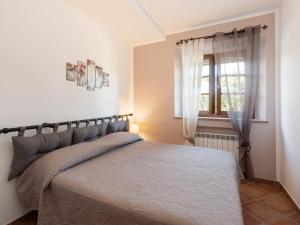 sypialnia z łóżkiem i oknem w obiekcie Apartment Benedetta by Interhome w mieście Castiglione della Pescaia