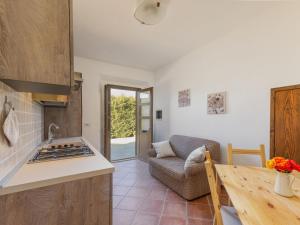 kuchnia i salon ze stołem i kanapą w obiekcie Apartment Benedetta by Interhome w mieście Castiglione della Pescaia