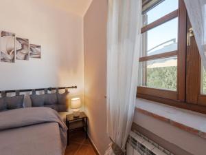 sypialnia z łóżkiem i oknem w obiekcie Apartment Benedetta by Interhome w mieście Castiglione della Pescaia +13 zdjęć