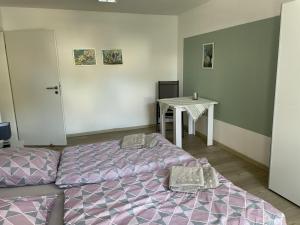 een kamer met twee bedden en een tafel erin bij Wohnung am Markt - auch für Monteure gut geeignet in Stendal