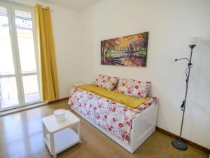 - une chambre avec un lit et une peinture murale dans l'établissement Apartment Virginia by Interhome, à Laveno-Mombello