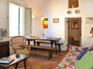 a living room with a table and a couch at Locazione Turistica Cecilia in Sperlonga