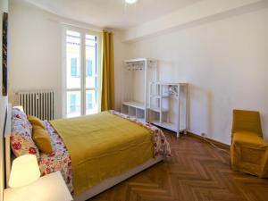 - une chambre avec un lit et une grande fenêtre dans l'établissement Apartment Virginia by Interhome, à Laveno-Mombello