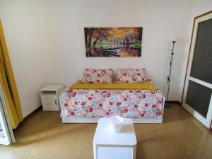 - une chambre avec un lit et une peinture murale dans l'établissement Apartment Virginia by Interhome, à Laveno-Mombello