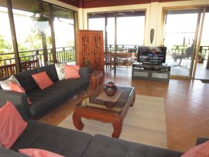 Χώρος καθιστικού στο Baan Lom Talay Grand Villa Samui