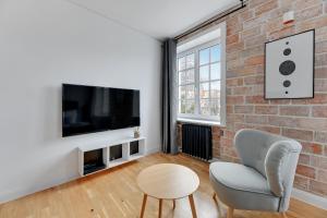Televízia a/alebo spoločenská miestnosť v ubytovaní Szeroka Boutique by Downtown Apartments