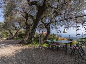 a picnic table and chairs under a tree at Holiday Home Villa Valentina by Interhome in Serreta