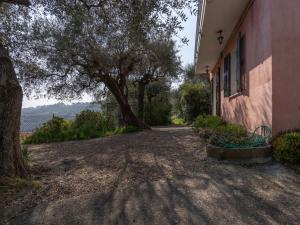 a dirt road next to a building with a tree at Holiday Home Villa Valentina by Interhome in Serreta