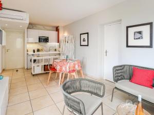 sala de estar con sofá y mesa en Apartment Dolce Vita by Interhome, en Saint-Laurent-du-Var