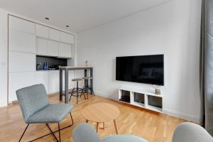 Televízia a/alebo spoločenská miestnosť v ubytovaní Szeroka Boutique by Downtown Apartments