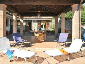 un grupo de sillas y una mesa en un patio en Villa La collina Delle Stelle by Interhome, en Itri
