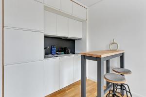 Kuchyňa alebo kuchynka v ubytovaní Szeroka Boutique by Downtown Apartments