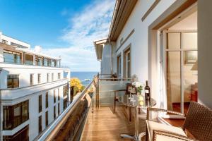 オストゼーバート・ゼリンにあるSeeschloss Sellinの海の景色を望むバルコニー(テーブル付)