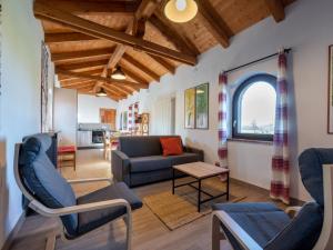 ein Wohnzimmer mit einem Sofa und einem Tisch in der Unterkunft Apartment La Quercia by Interhome in Mondovì