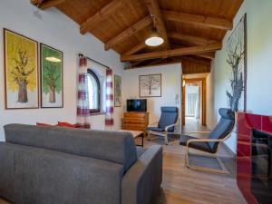 Televízia a/alebo spoločenská miestnosť v ubytovaní Apartment La Quercia by Interhome