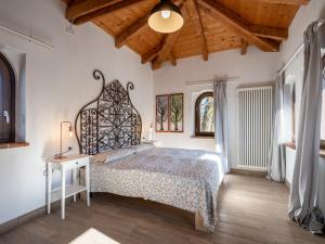 ein Schlafzimmer mit einem großen Bett und einer Holzdecke in der Unterkunft Apartment La Quercia by Interhome in Mondovì