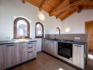 Kuchyň nebo kuchyňský kout v ubytování Apartment La Quercia by Interhome